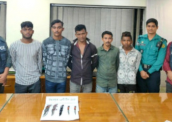 রেলওয়ে স্টেশনে পাঁচটি ছুরিসহ ৫ জন ছিনতাইকারী গ্রেফতার