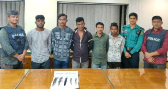 রেলওয়ে স্টেশনে পাঁচটি ছুরিসহ ৫ জন ছিনতাইকারী গ্রেফতার
