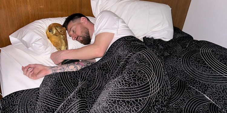 শিরোপা জড়িয়ে ঘুমালেন মেসি