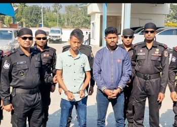 ব্ল্যাকমেইল করে ৮ লাখ টাকা আত্মসাৎ, আটক ৩