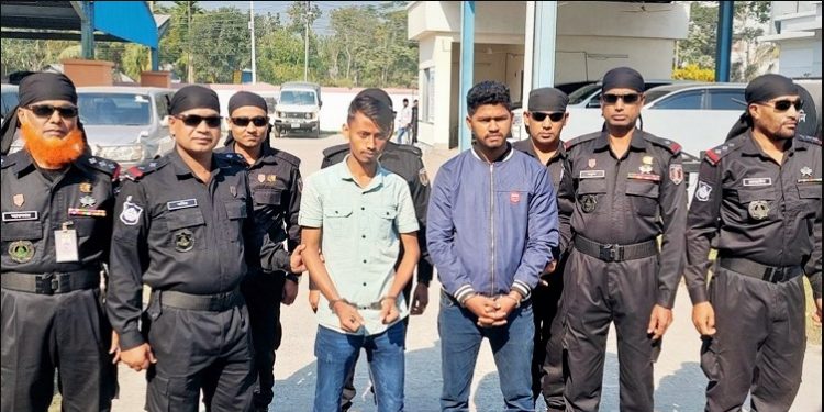 ব্ল্যাকমেইল করে ৮ লাখ টাকা আত্মসাৎ, আটক ৩