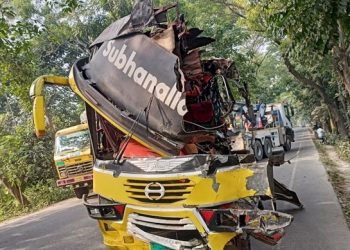 চলন্ত বাসের চাকা ফেটে গাছে ধাক্কা, নিহত ২