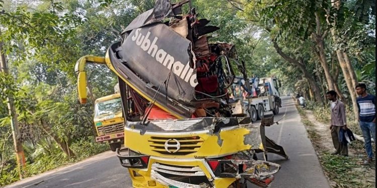 চলন্ত বাসের চাকা ফেটে গাছে ধাক্কা, নিহত ২