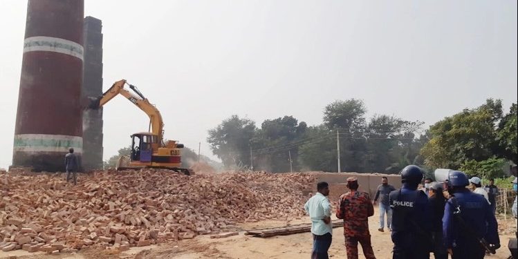 ইটভাটা উচ্ছেদ অভিযানে শ্রমিকদের হামলায় আহত ৬