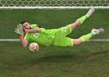 ত্রাতা হয়ে আবির্ভাব হলেন ‘আর্জেন্টিনার বাঁজপাখি’ – এমিলিয়ানো মার্টিনেজ