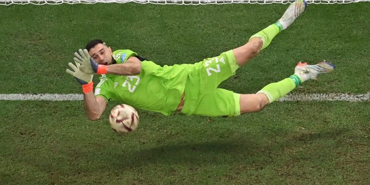 ত্রাতা হয়ে আবির্ভাব হলেন ‘আর্জেন্টিনার বাঁজপাখি’ – এমিলিয়ানো মার্টিনেজ