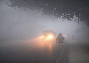 মধ্যরাতে ঘন কুয়াশার আভাস