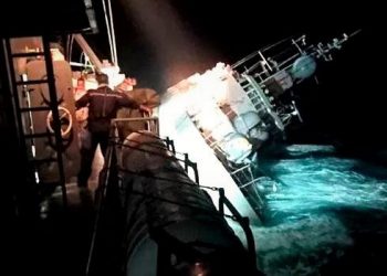 ঝড়ের কবলে পড়ে নৌবাহিনীর জাহাজ ডুবে ৩১ নাবিক নিখোঁজ