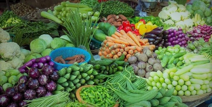 শীতের সবজিতে বাজার ভরপুর থাকায়, কমেছে সবজির দাম