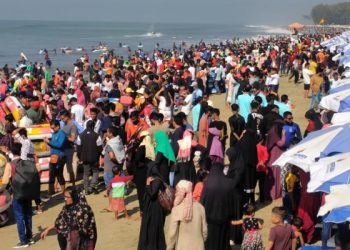 পর্যটকে মুখরিত কক্সবাজার , অতিরিক্ত ভাড়া আদায়ের অভিযোগ