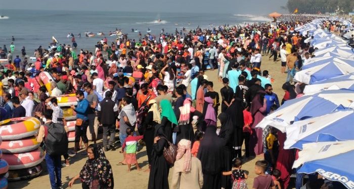 পর্যটকে মুখরিত কক্সবাজার , অতিরিক্ত ভাড়া আদায়ের অভিযোগ