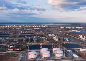 বছরের শুরুতেই দেখা দিতে পারে তেল-গ্যাস সংকট