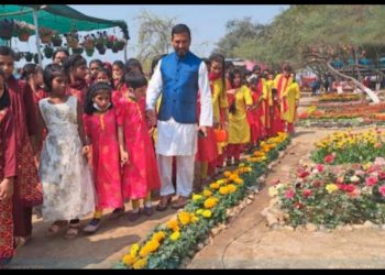 এতিম শিশুদের নিয়ে ফুল উৎসব পালন করলেন চট্টগ্রামের ডিসি