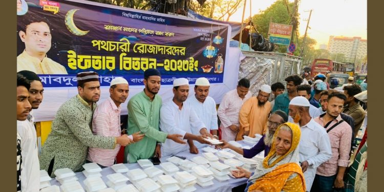 ছাত্রনেতা আহাদের পক্ষ থেকে রোজদারদের ইফতার বিতরণ