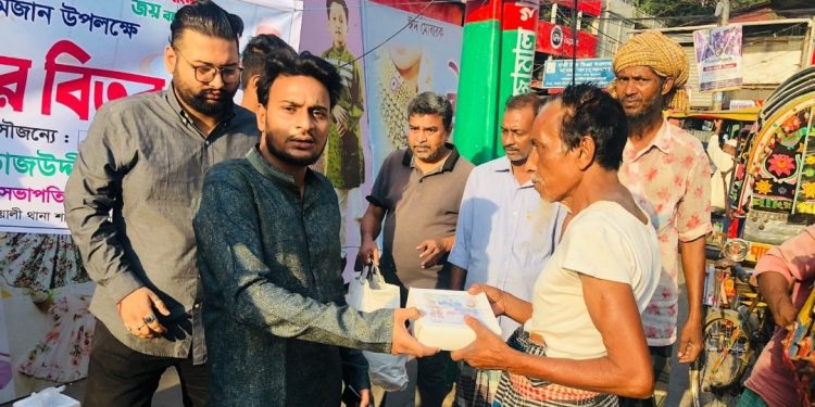 কোতোয়ালী থানা ছাত্রলীগের উদ্যোগে রোজাদারদের মাঝে ইফতার বিতরণ