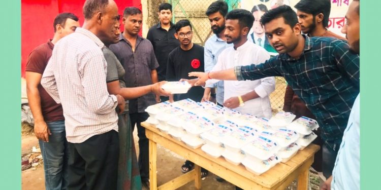 কোতোয়ালী থানা স্বেচ্ছাসেবকলীগের ইফতার বিতরণ-