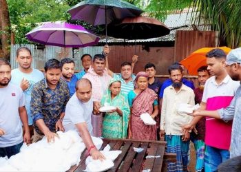 অসহায় মানুষের মাঝে শিক্ষা উপমন্ত্রীর খাবার বিতরণ