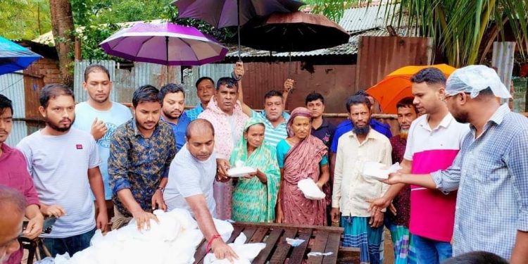 অসহায় মানুষের মাঝে শিক্ষা উপমন্ত্রীর খাবার বিতরণ