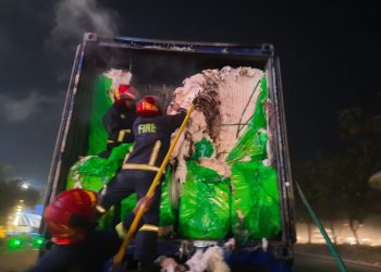 গভীর রাতে সীতাকুণ্ডে তুলাবাহী কাভার্ডভ্যানে আগুন !