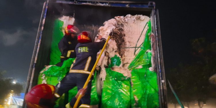 গভীর রাতে সীতাকুণ্ডে তুলাবাহী কাভার্ডভ্যানে আগুন !