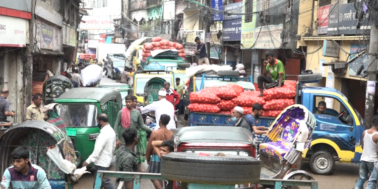 খাতুনগঞ্জে পণ্যের পর্যাপ্ত মজুদ, রমজানে দাম বাড়বে না বলছেন ব্যবসায়ীরা