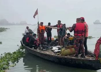মেঘনা নদীতে বাল্কহেডের ধাক্কায় পর্যটকবাহী ট্রলারডুবি