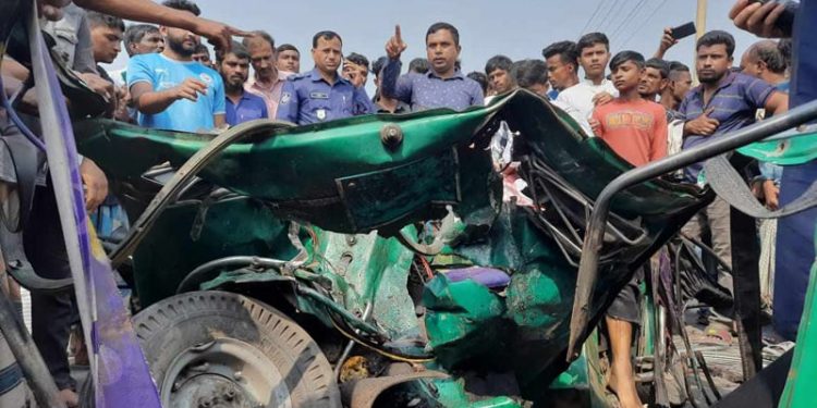 ময়মনসিংহে বাসের ধাক্কায় তিন যাত্রী নিহত