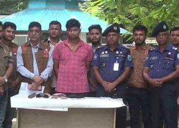 টাঙ্গাইলের মহাসড়কে ছিনতাইয়ের সময় দুই কনস্টেবল গ্রেপ্তার