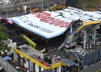 ঝড়ে বিলবোর্ড ভেঙে ১৪ জন নিহত