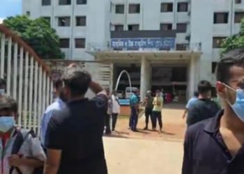 এইচএসসি পরীক্ষা পেছানোর দাবিতে চট্টগ্রাম শিক্ষাবোর্ডের সামনে অবস্থান