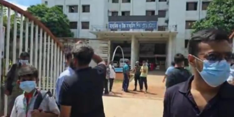 এইচএসসি পরীক্ষা পেছানোর দাবিতে চট্টগ্রাম শিক্ষাবোর্ডের সামনে অবস্থান