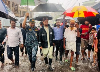 পাঁচলাইশ ওয়ার্ডের পানিবন্দী মানুষের পাশে মেয়র ডা. শাহাদাত হোসেন