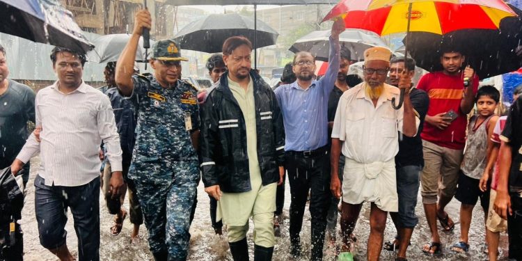 পাঁচলাইশ ওয়ার্ডের পানিবন্দী মানুষের পাশে মেয়র ডা. শাহাদাত হোসেন