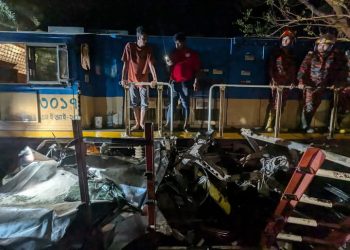 চট্টগ্রামের কালুরঘাট সেতুতে ট্রেনের ধাক্কায় দুমড়েমুচড়ে গেছে অটোরিকশা