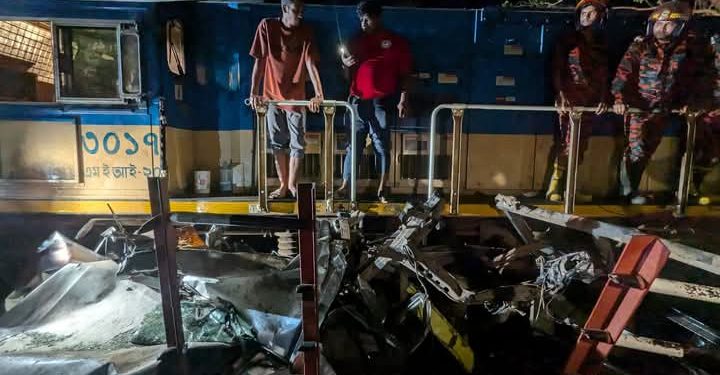 চট্টগ্রামের কালুরঘাট সেতুতে ট্রেনের ধাক্কায় দুমড়েমুচড়ে গেছে অটোরিকশা