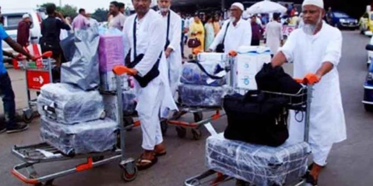 দেশে ফিরতে শুরু করেছেন হাজিরা, প্রথম ফ্লাইটে ফিরেছেন ৩৬৯ জন