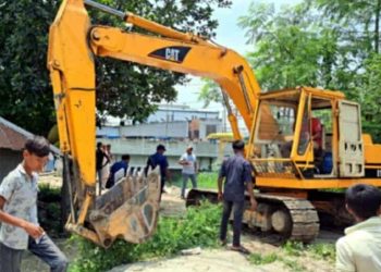 কুষ্টিয়ায় পাউবোর জমি থেকে অবৈধ স্থাপনা উচ্ছেদ করেছে প্রশাসন