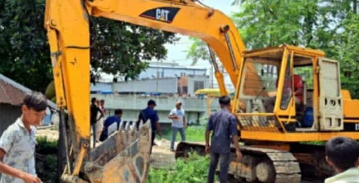 কুষ্টিয়ায় পাউবোর জমি থেকে অবৈধ স্থাপনা উচ্ছেদ করেছে প্রশাসন