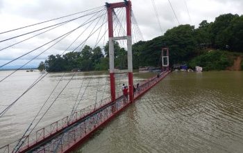 কাপ্তাই হ্রদে পানি বেড়ে যাচ্ছে : ডুবছে ঝুলন্ত সেতু, চলাচলে নিষেধাজ্ঞা প্রদান|