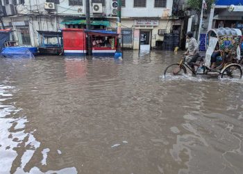 টানা বর্ষণে ডুবলো চট্টগ্রাম, দুর্ভোগে জনজীবন