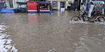 টানা বর্ষণে ডুবলো চট্টগ্রাম, দুর্ভোগে জনজীবন