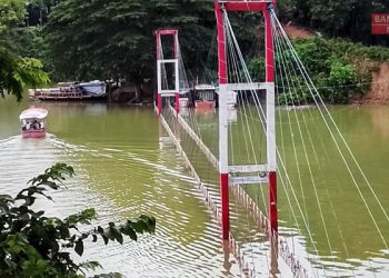 হতাশ পর্যটকরা ডুবে আছে এখনও ‘ঝুলন্ত সেতু’