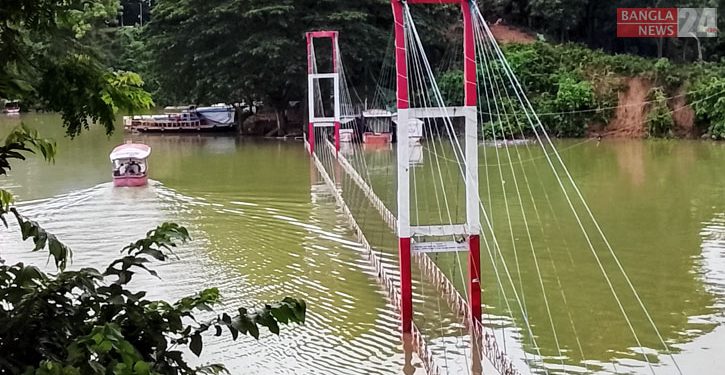 হতাশ পর্যটকরা ডুবে আছে এখনও ‘ঝুলন্ত সেতু’