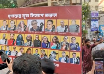 জুতা নিক্ষেপ চট্টগ্রামে ‘ঘৃণাস্তম্ভে’