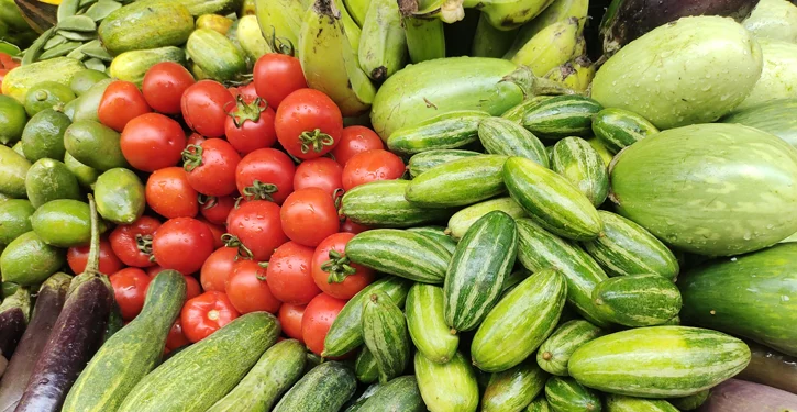 বেড়েছে ইলিশের দাম, সবজির বাজার চড়া