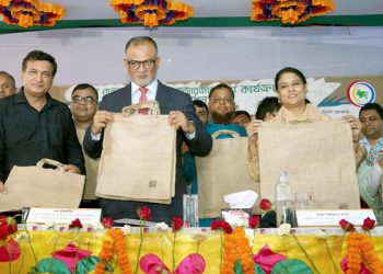 পাটের ব্যাগ ব্যবহারের আহ্বান পলিথিনের বদলে উপদেষ্টার