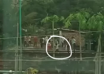 দুই শিক্ষার্থীকে ফেলে দিল ‘স্থানীয়রা রামদা দিয়ে কুপিয়ে ছাদ থেকে ‘, উত্তপ্ত চবি