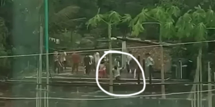 দুই শিক্ষার্থীকে ফেলে দিল ‘স্থানীয়রা রামদা দিয়ে কুপিয়ে ছাদ থেকে ‘, উত্তপ্ত চবি