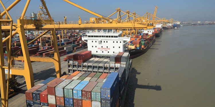 চট্টগ্রাম বন্দরের জাহাজ চলাচল কমিয়ে দক্ষতা বাড়ানোর উদ্যোগ