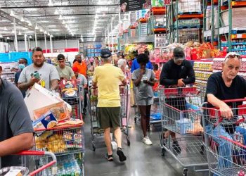 খরচ বাড়িয়েছেন মার্কিন ক্রেতারা শুল্কনীতি কার্যকরের আগে